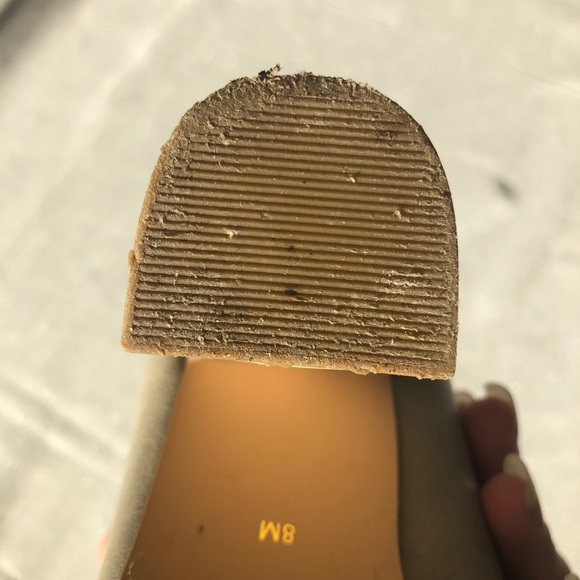 Guess light grey leather shoes with a brown heel. - Picture 7 of 10